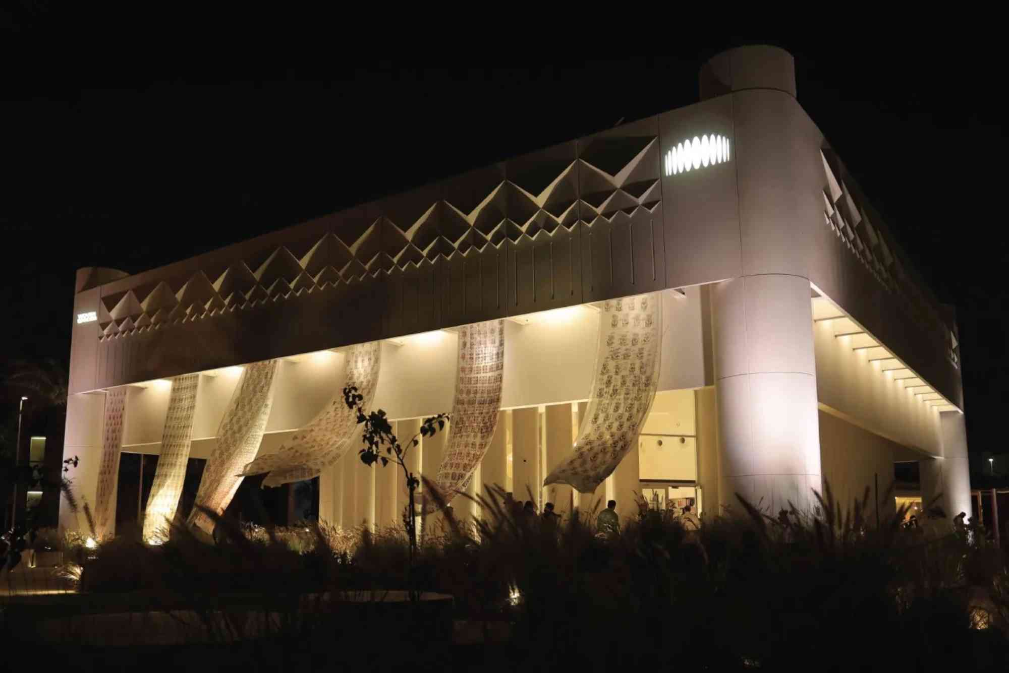 مشاريع تجارية تعيد تشكيل المشهد العمراني